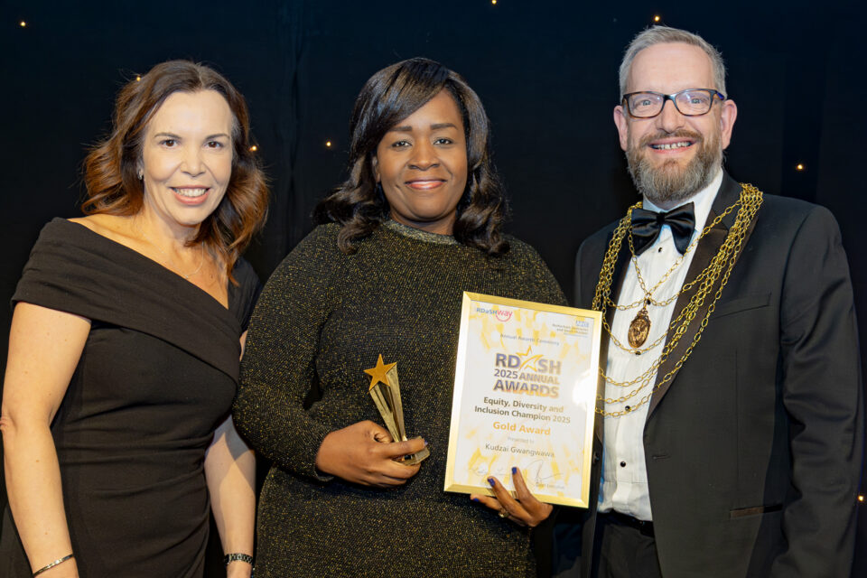 Kudzai Gwangwawa receiving award from Mayor