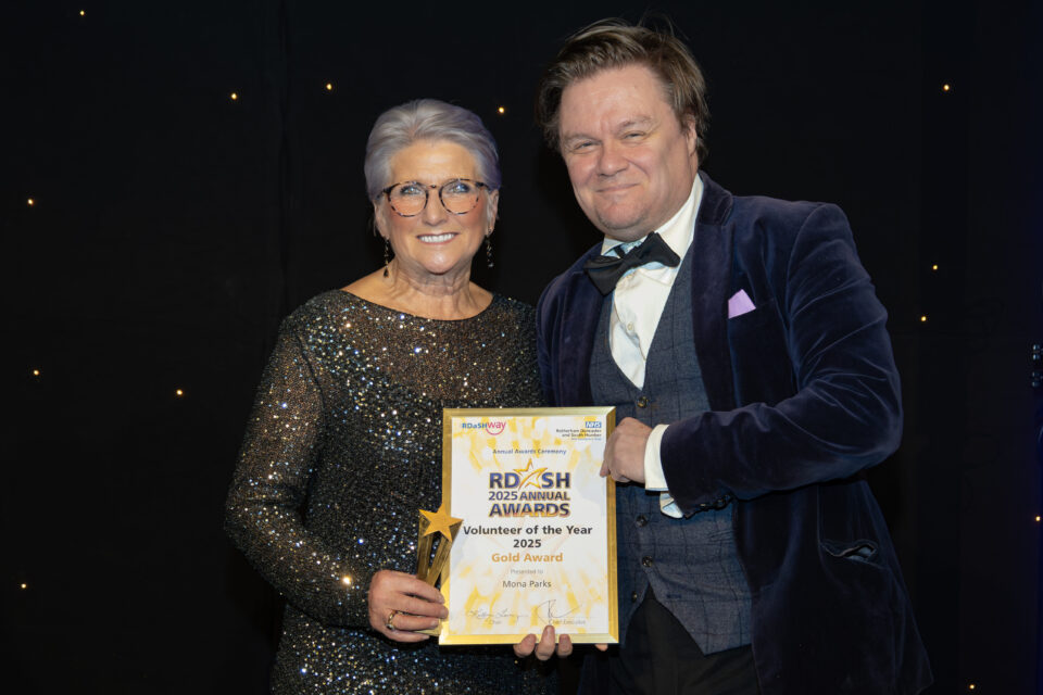 Mona Parks receiving award from Toby Lewis